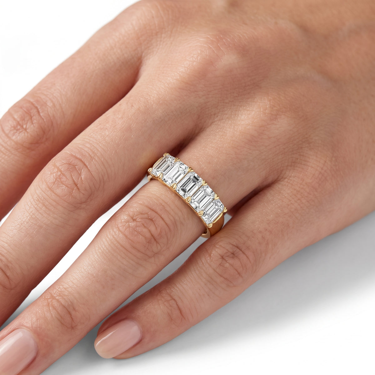 _lifestyle_image@SKU:A0809-LADE03000004Y #metal_10k-yellow-gold+origin_lab-grown+quality_g-si