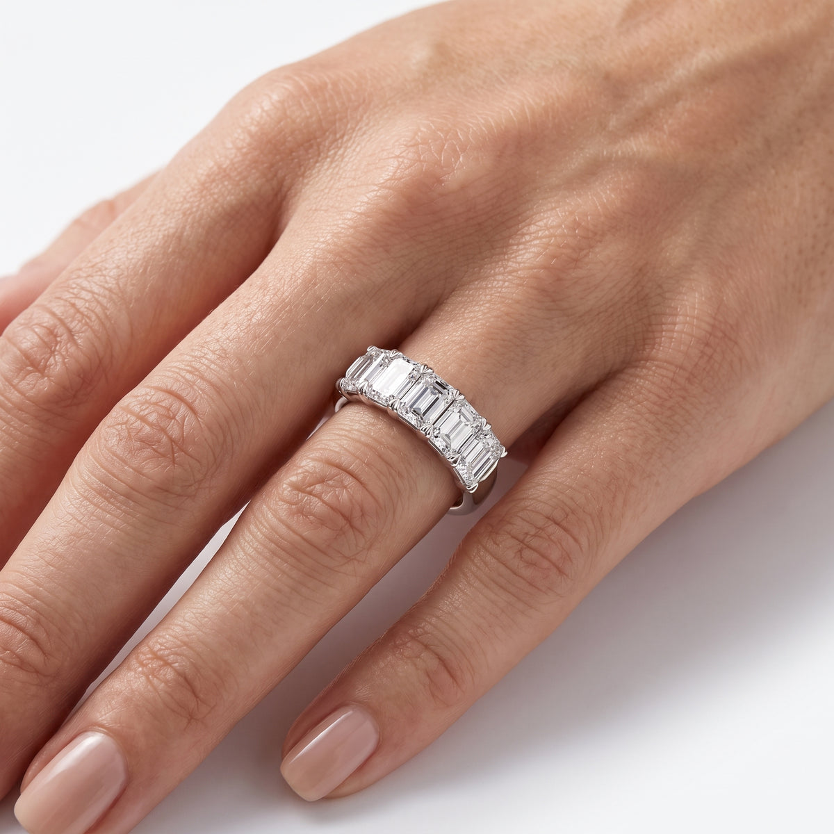 _lifestyle_image@SKU:A0809-LADE04000004W #metal_10k-white-gold+origin_lab-grown+quality_g-si