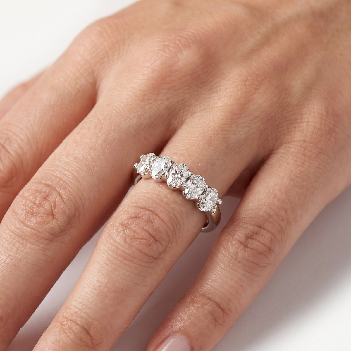 _lifestyle_image@SKU:A0809-LADO01000004W #metal_10k-white-gold+origin_lab-grown+quality_g-si
