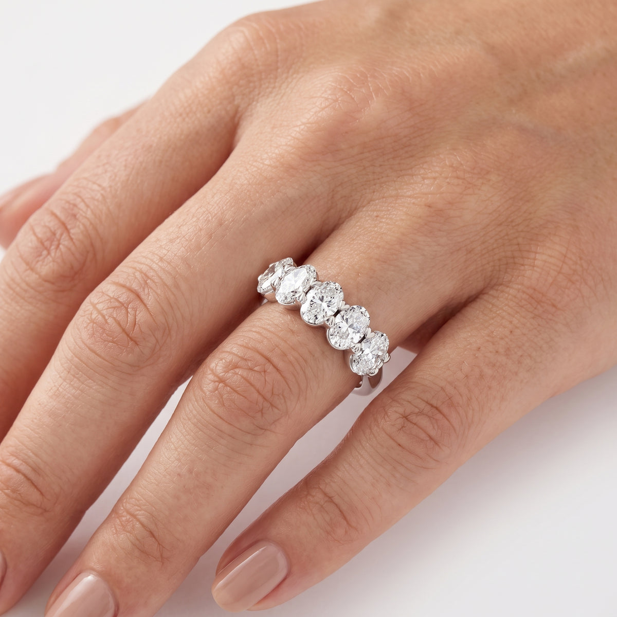 _lifestyle_image@SKU:A0809-NADO0300000PL #metal_platinum+origin_lab-grown+quality_ef-vs2+