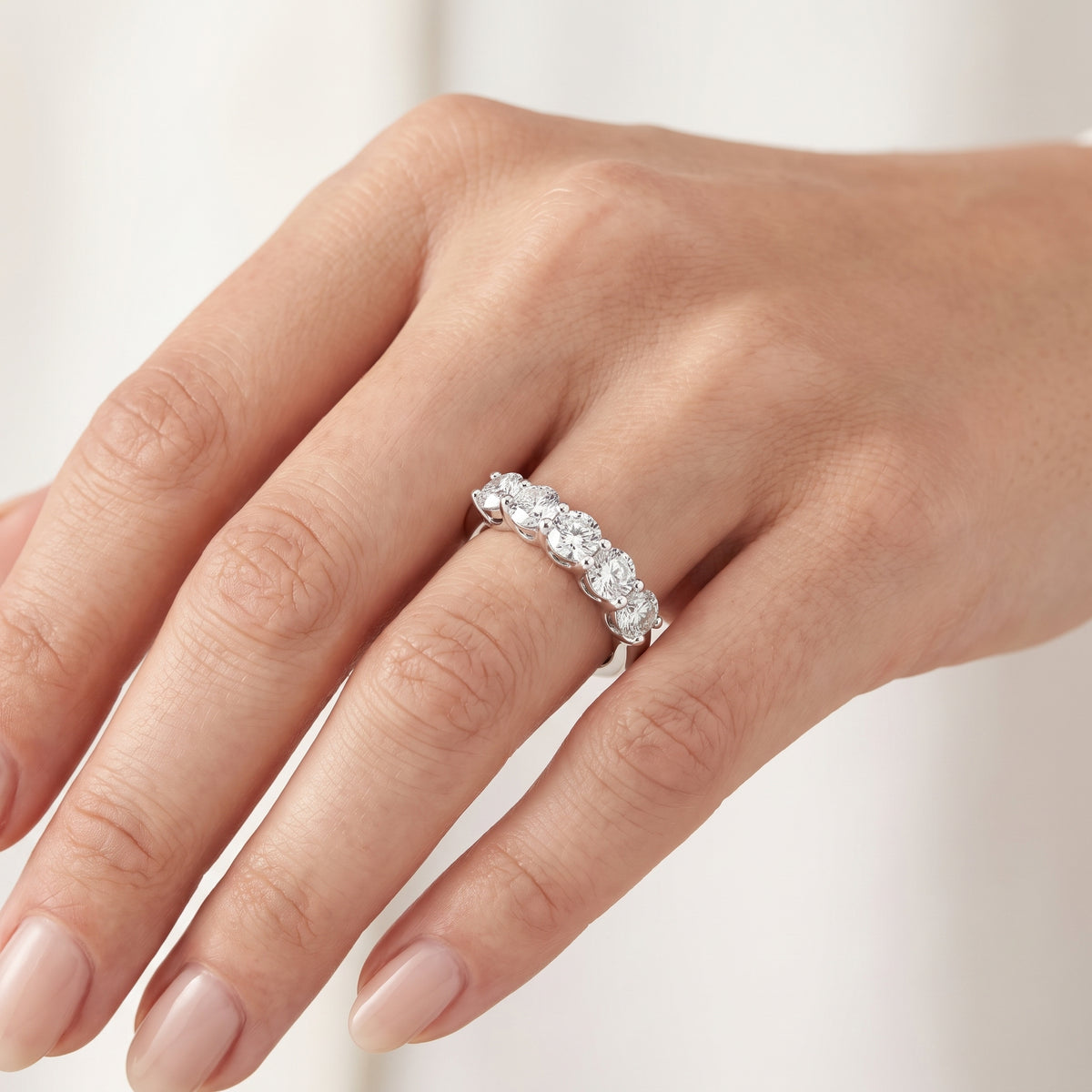 _lifestyle_image@SKU:A0809-LADR02000004W #metal_10k-white-gold+origin_lab-grown+quality_g-si