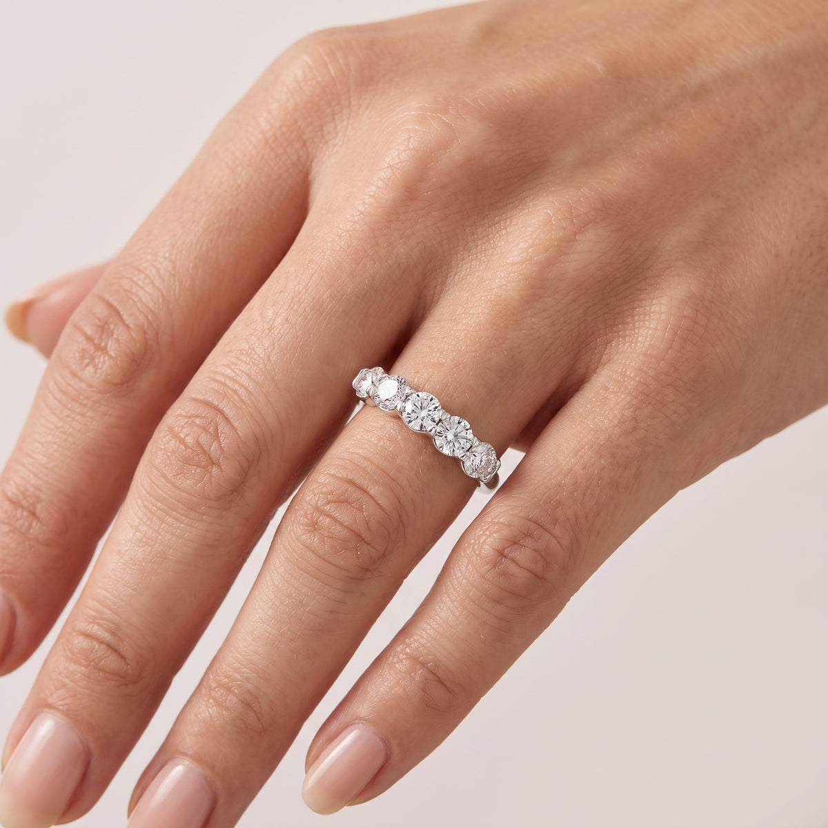 _lifestyle_image@SKU:A0809-LADR03000004W #metal_10k-white-gold+origin_lab-grown+quality_g-si
