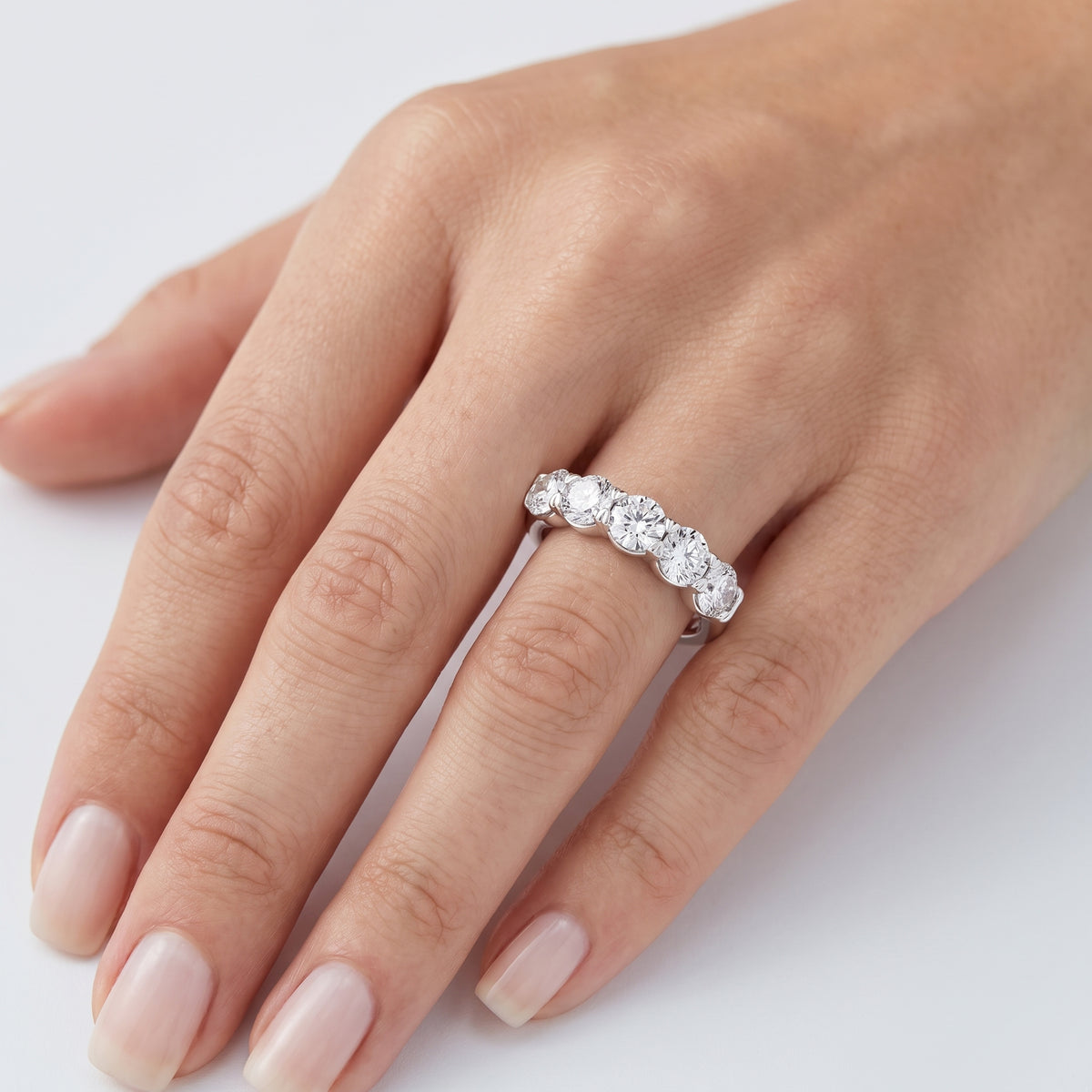 _lifestyle_image@SKU:A0809-LADR04000004W #metal_10k-white-gold+origin_lab-grown+quality_g-si