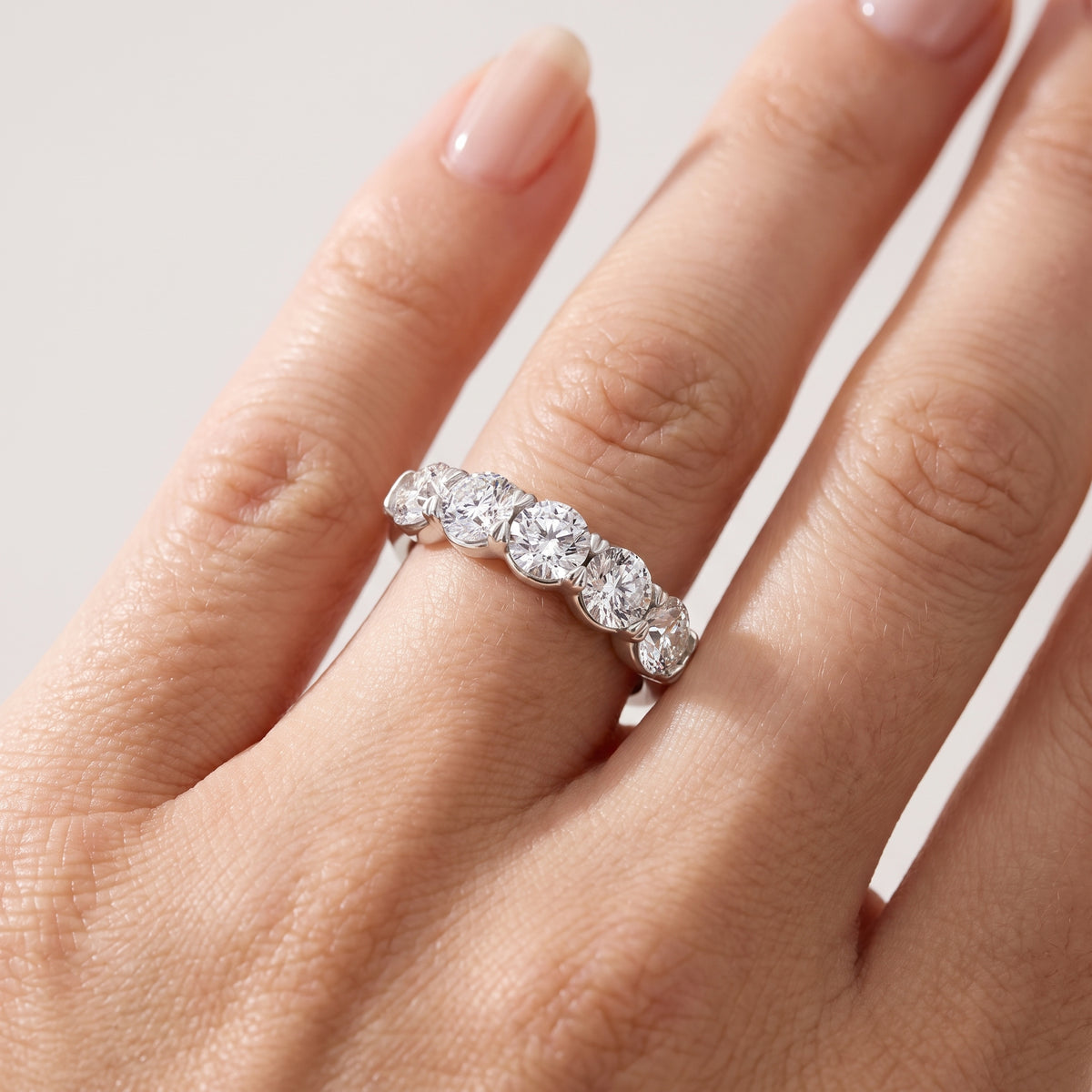 _lifestyle_image@SKU:A0809-NADR0300000PL #metal_platinum+origin_lab-grown+quality_ef-vs2+