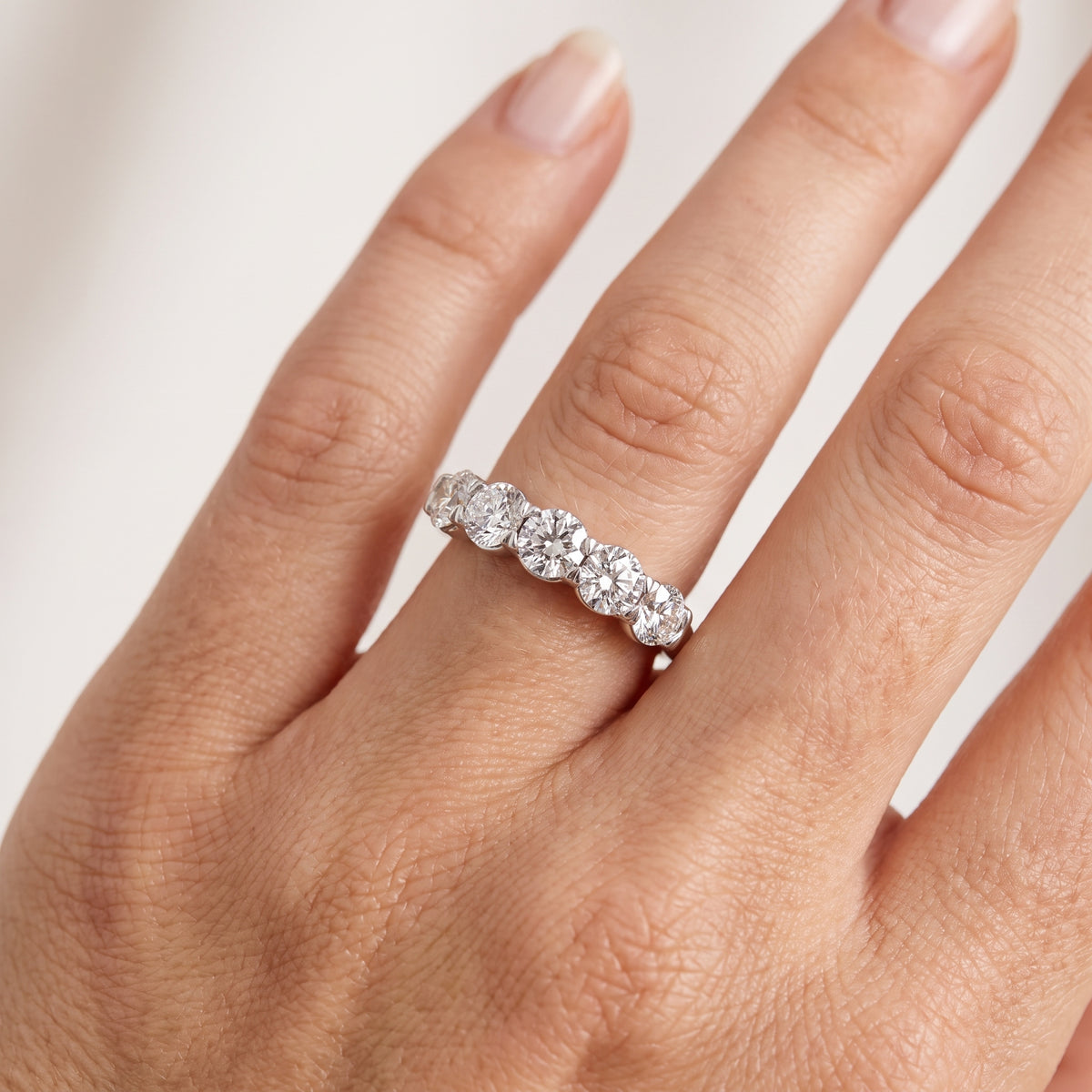 _lifestyle_image@SKU:A0809-NADR0400000PL #metal_platinum+origin_lab-grown+quality_ef-vs2+