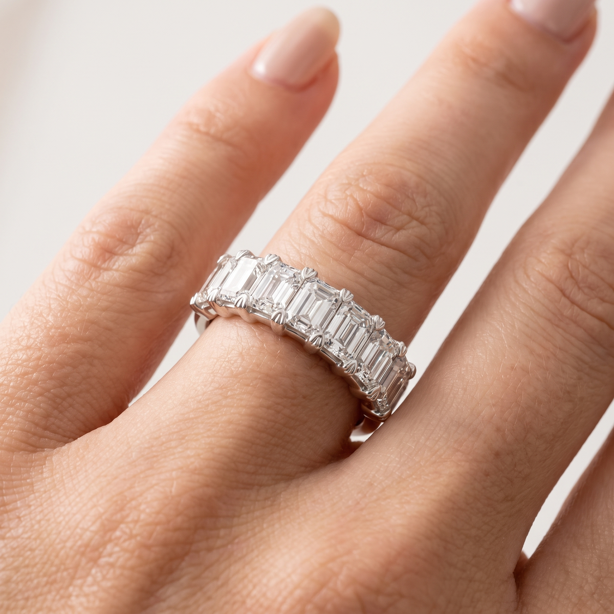 _lifestyle_image@SKU:A1111-LADE02000004W #metal_10k-white-gold+origin_lab-grown+quality_g-si