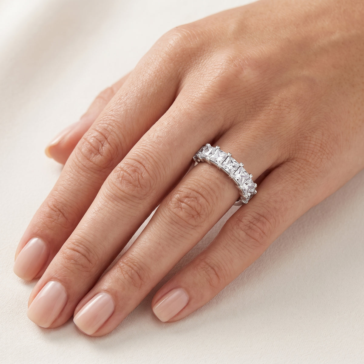 _lifestyle_image@SKU:A1173-LADP0400000DW #metal_silver+origin_lab-grown+quality_g-si