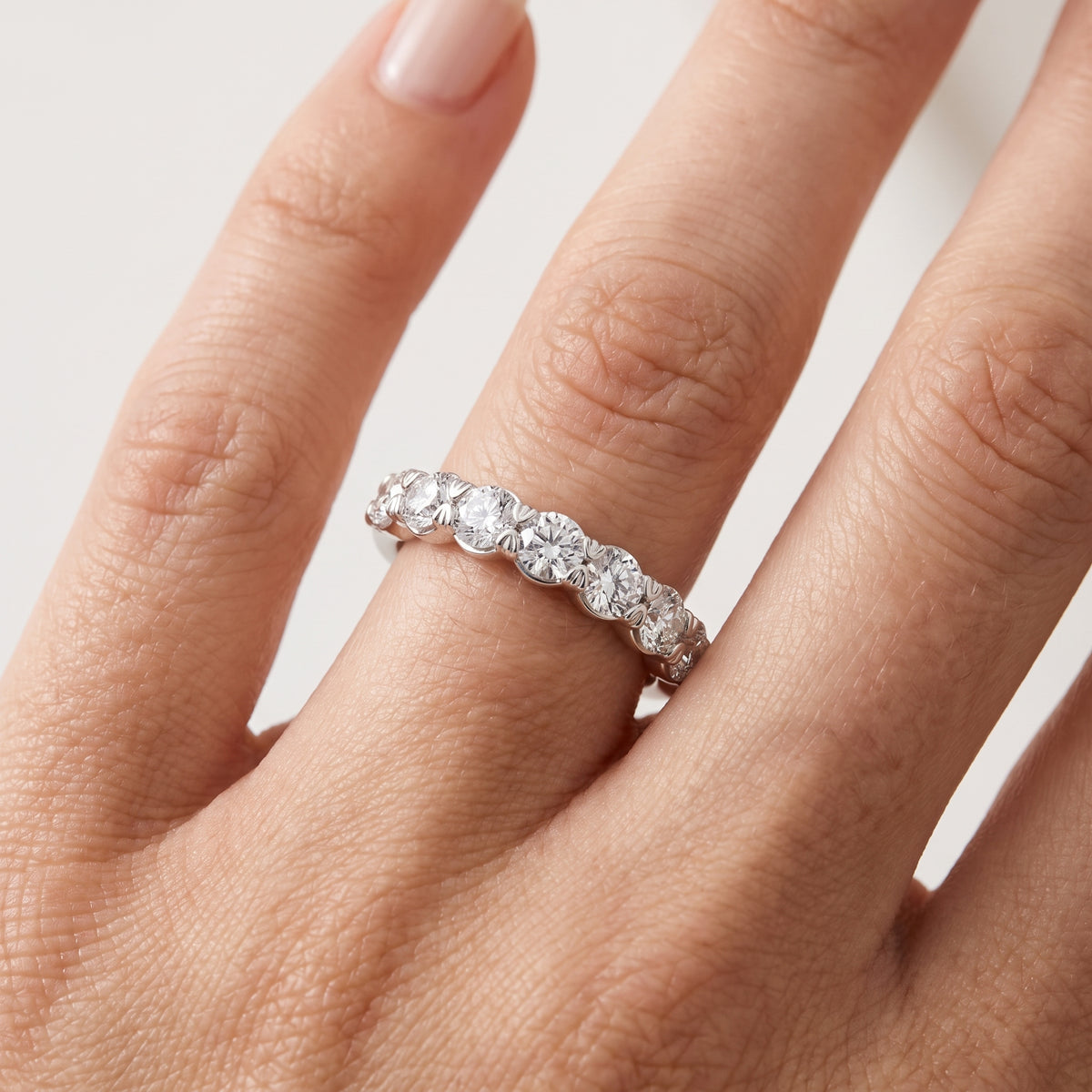 _lifestyle_image@SKU:A1173-LADR01000004W #metal_10k-white-gold+origin_lab-grown+quality_g-si