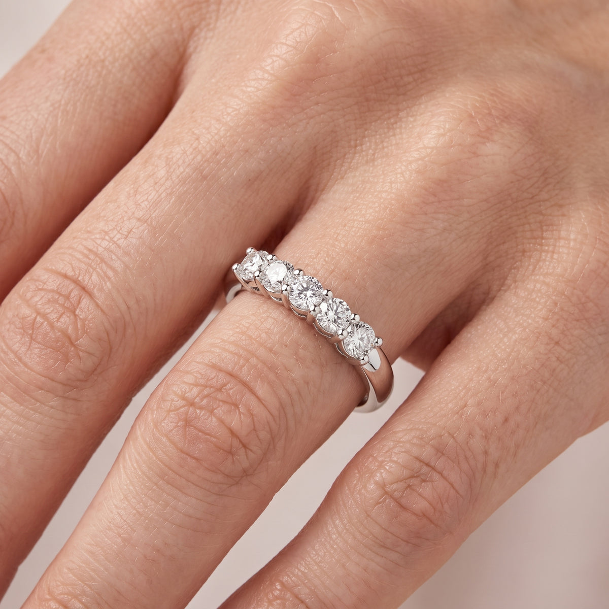 _lifestyle_image@SKU:A1173-LADR0100000DW #metal_silver+origin_lab-grown+quality_g-si