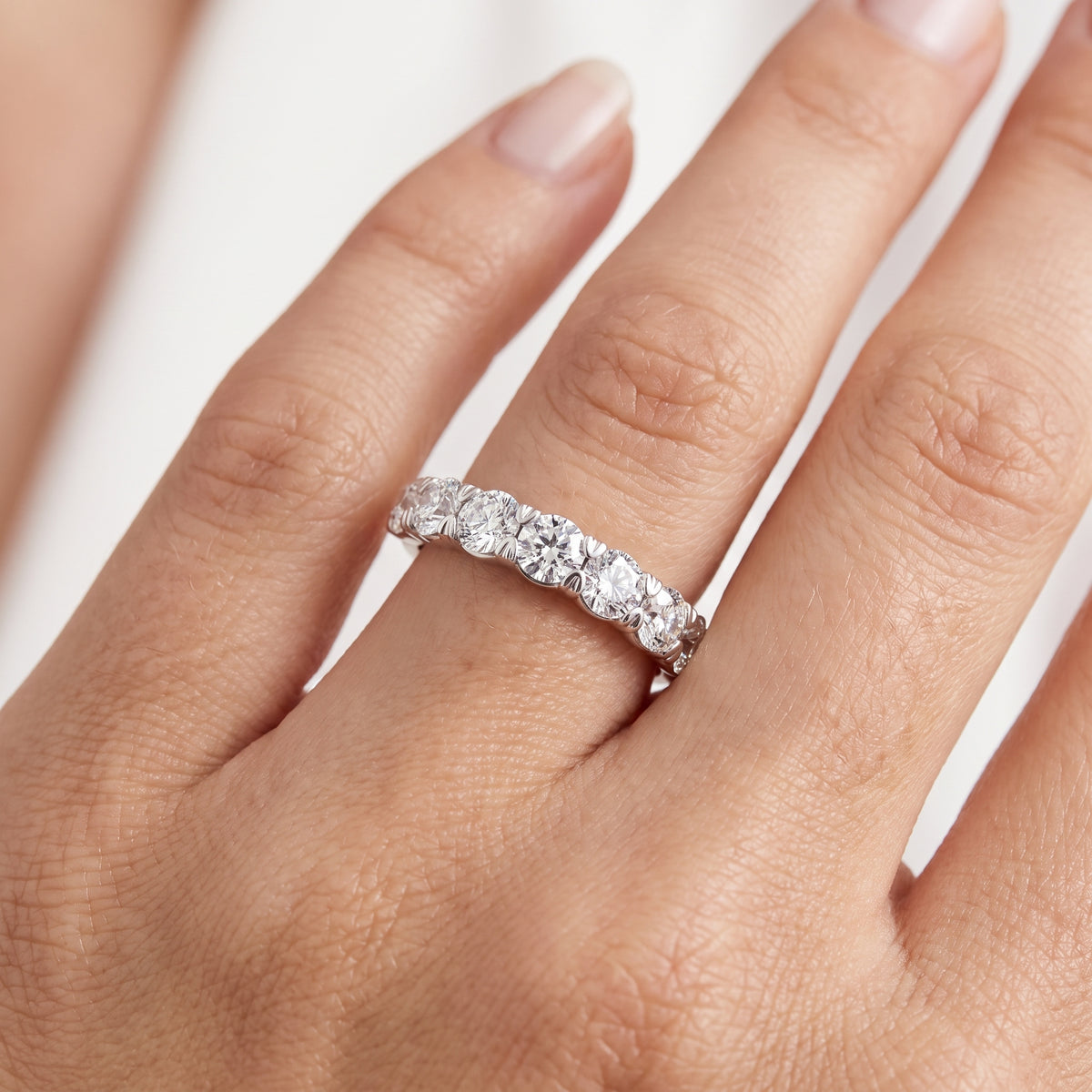 _lifestyle_image@SKU:A1173-LADR02000004W #metal_10k-white-gold+origin_lab-grown+quality_g-si