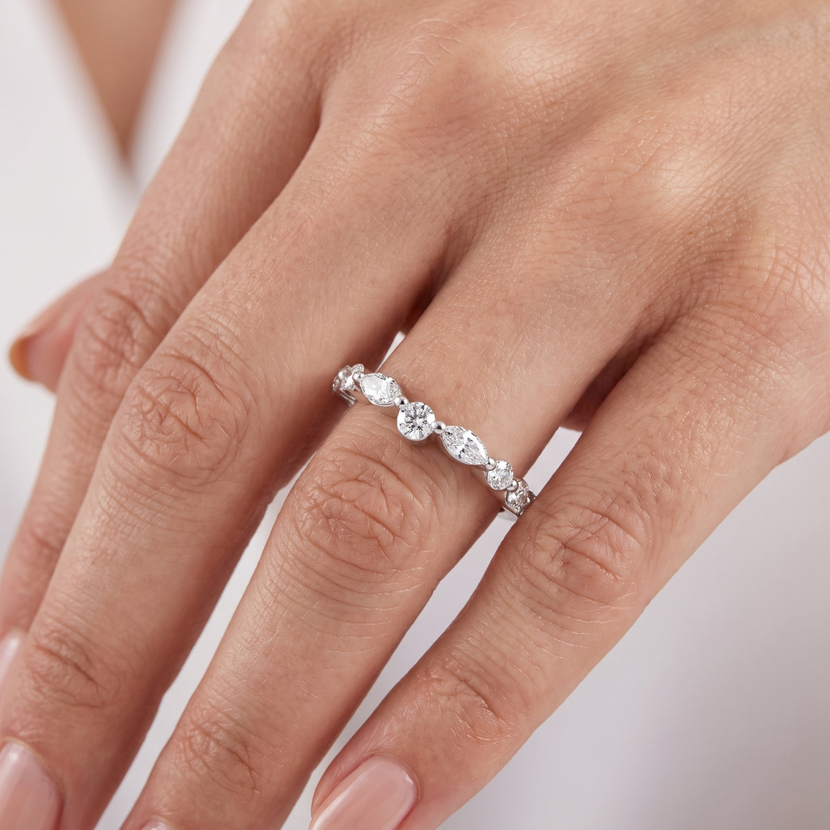 _lifestyle_image@SKU:A1935-LADM00450004W #metal_10k-white-gold+origin_lab-grown+quality_g-si