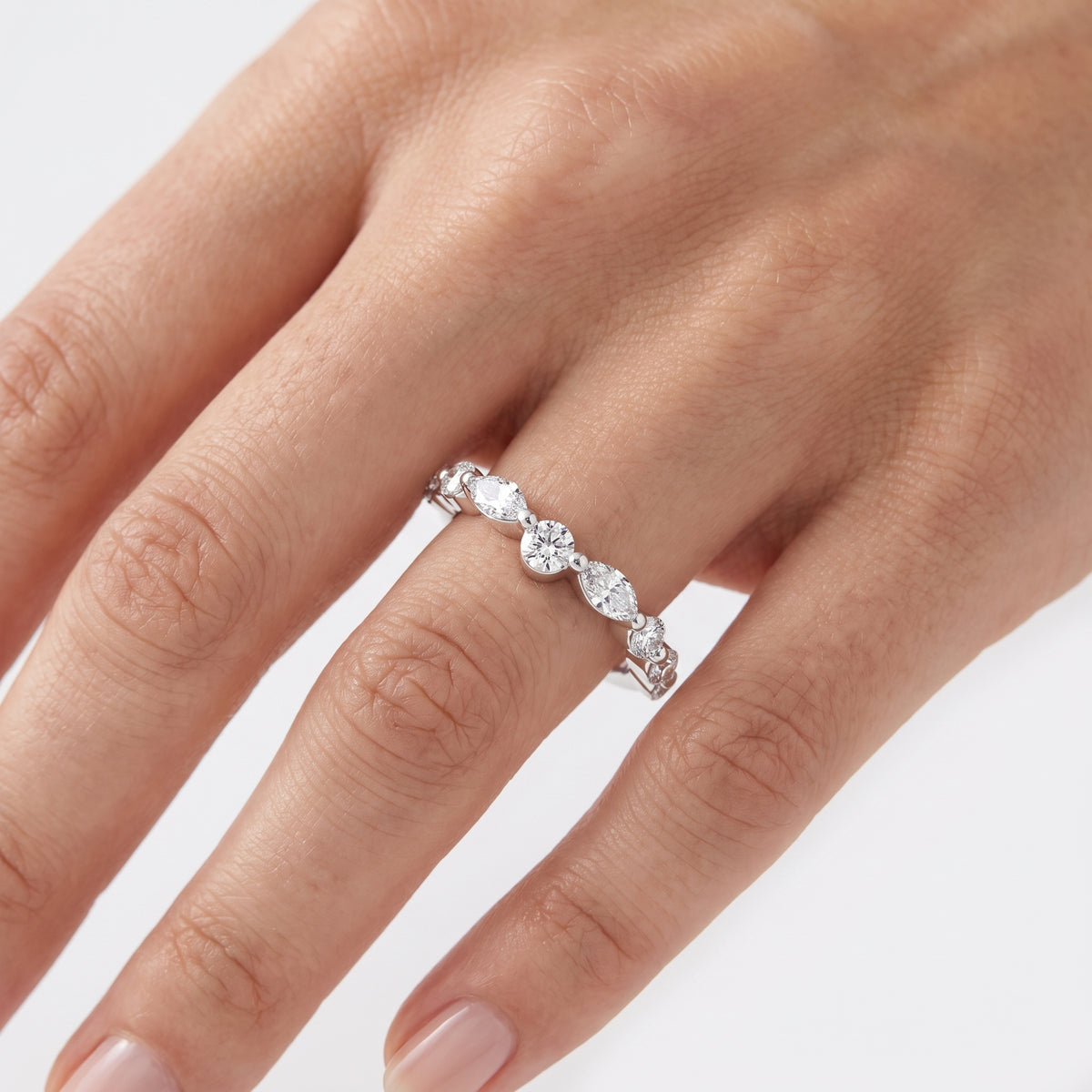 _lifestyle_image@SKU:A1935-LADM0045000DW #metal_silver+origin_lab-grown+quality_g-si