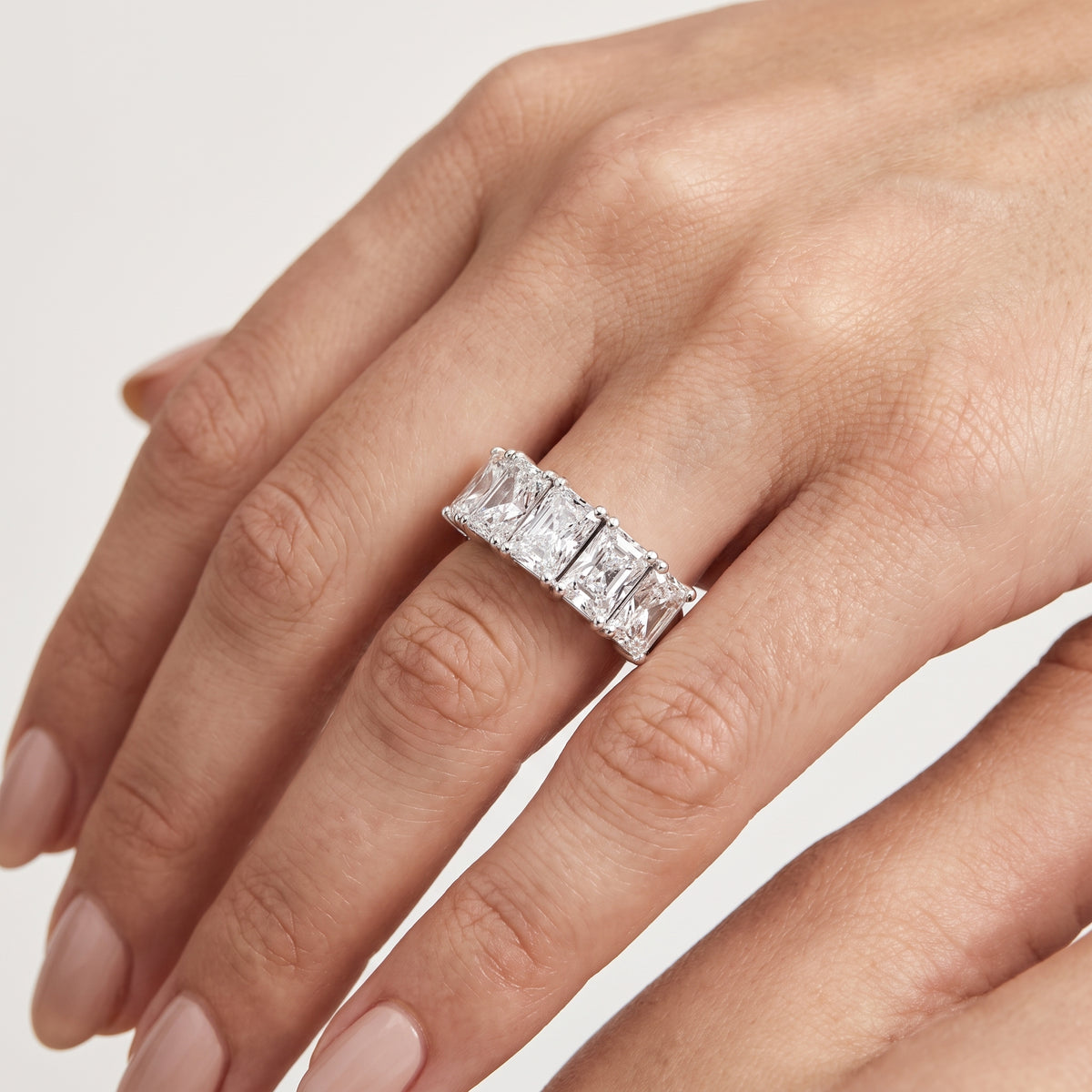 _lifestyle_image@SKU:A5546-LADI04600004W #metal_10k-white-gold+origin_lab-grown+quality_g-si