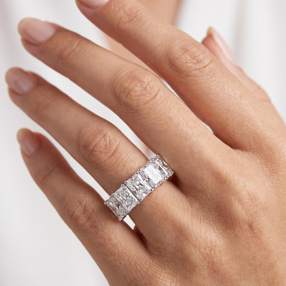 _lifestyle_image@SKU:A5546-NADI04600004W #metal_14k-white-gold+origin_lab-grown+quality_ef-vs2+