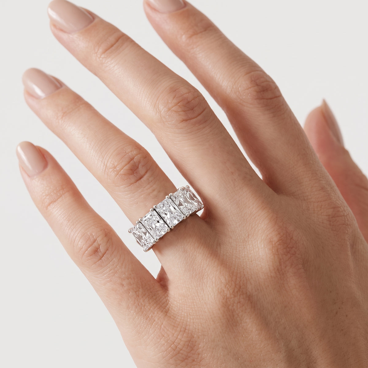 _lifestyle_image@SKU:A5546-NADI0460000PL #metal_platinum+origin_lab-grown+quality_ef-vs2+