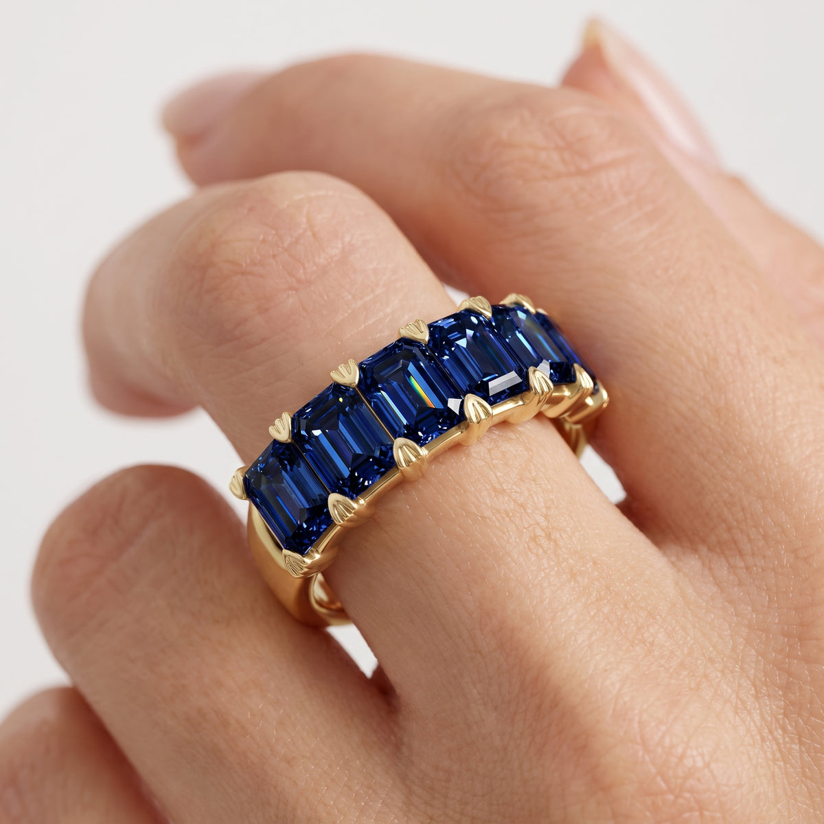 _lifestyle_image@SKU:AG173-LCSE04000004Y #metal_10k-yellow-gold+origin_lab-created