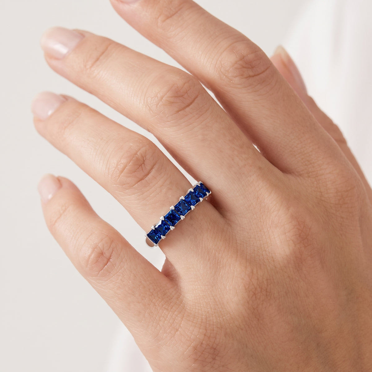 _lifestyle_image@SKU:AG173-LCSP01000004W #metal_10k-white-gold+origin_lab-created