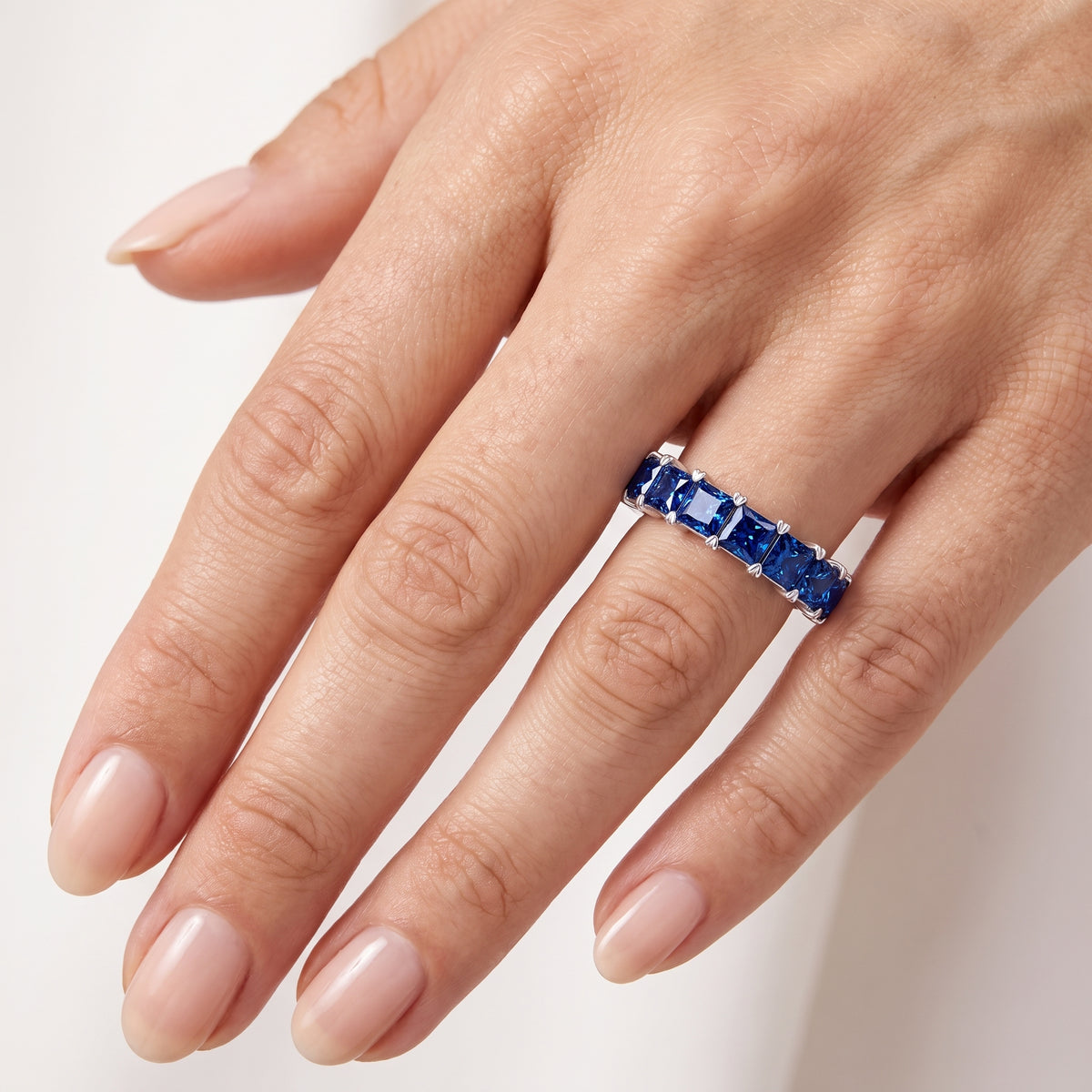 _lifestyle_image@SKU:AG173-LCSP0200000DW #metal_silver+origin_lab-created
