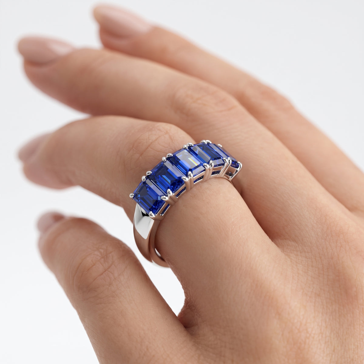 _lifestyle_image@SKU:AG173-NCSE0200000PL #metal_platinum+origin_lab-created