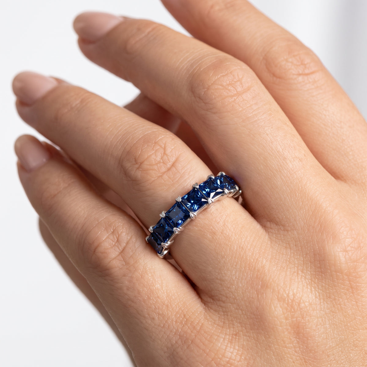 _lifestyle_image@SKU:AG173-NCSP0200000PL #metal_platinum+origin_lab-created