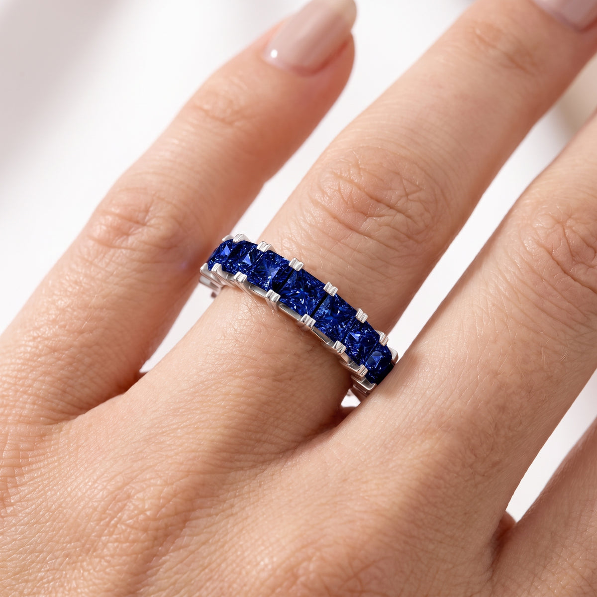 _lifestyle_image@SKU:AG239-LCSP0300000DW #metal_silver+origin_lab-created