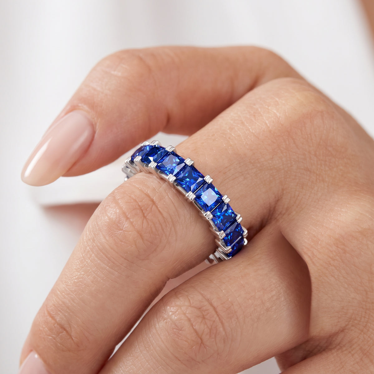 _lifestyle_image@SKU:AG239-LCSP04000004W #metal_10k-white-gold+origin_lab-created