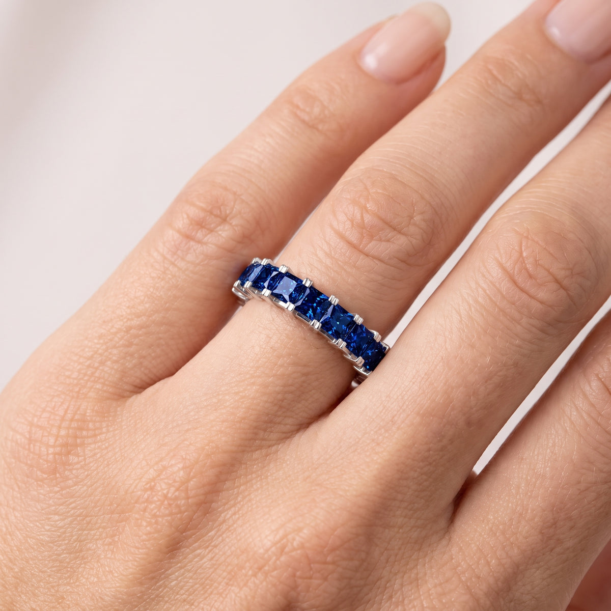 _lifestyle_image@SKU:AG239-LCSP0400000DW #metal_silver+origin_lab-created