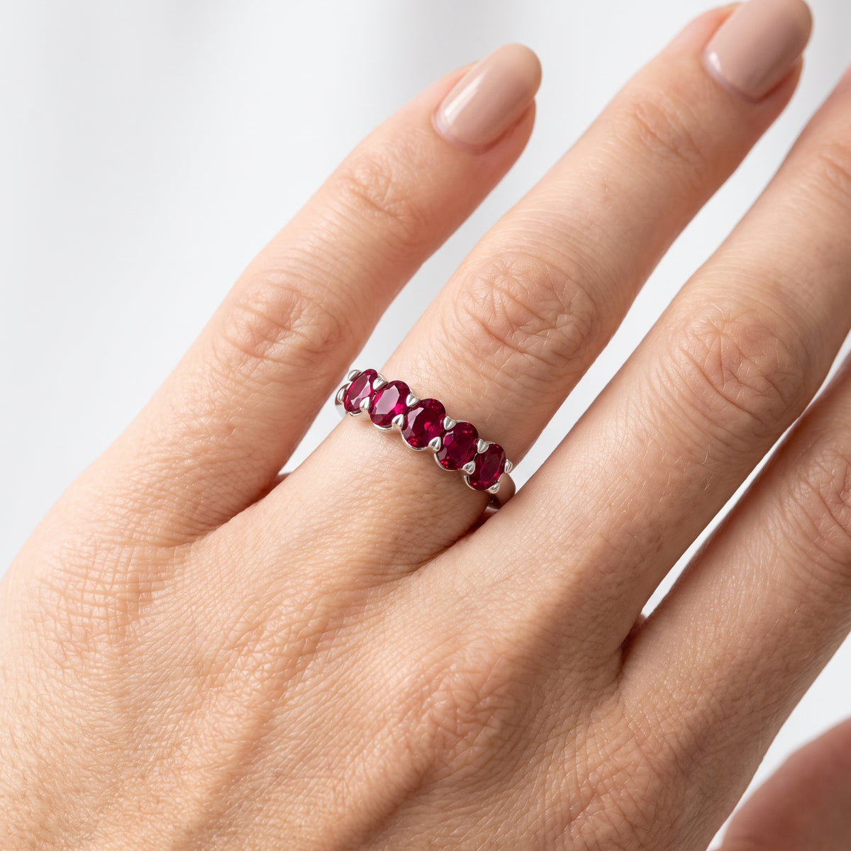 _lifestyle_image@SKU:AG809-LCRO01000004W #metal_10k-white-gold+origin_lab-created