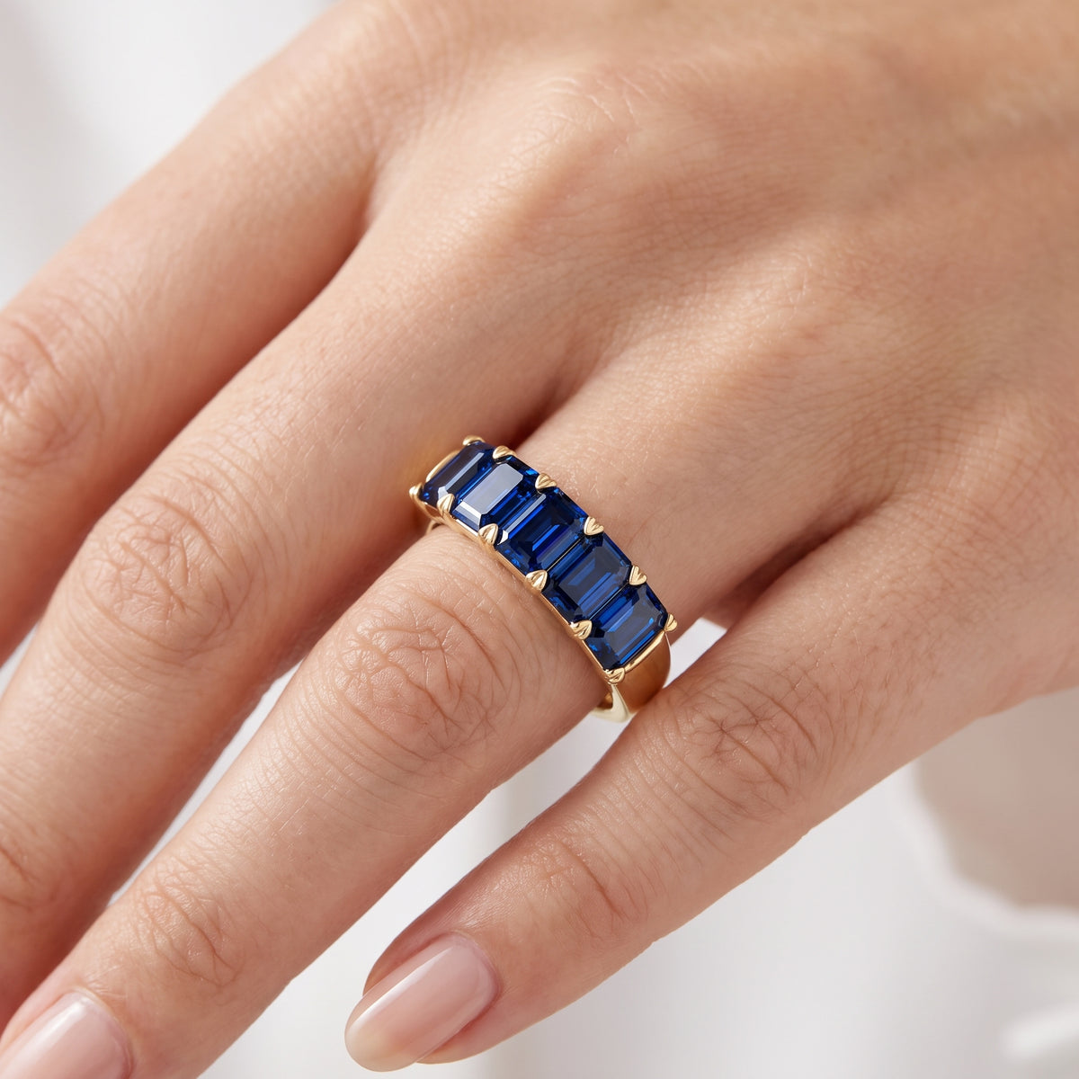 _lifestyle_image@SKU:AG809-LCSE02000004Y #metal_10k-yellow-gold+origin_lab-created