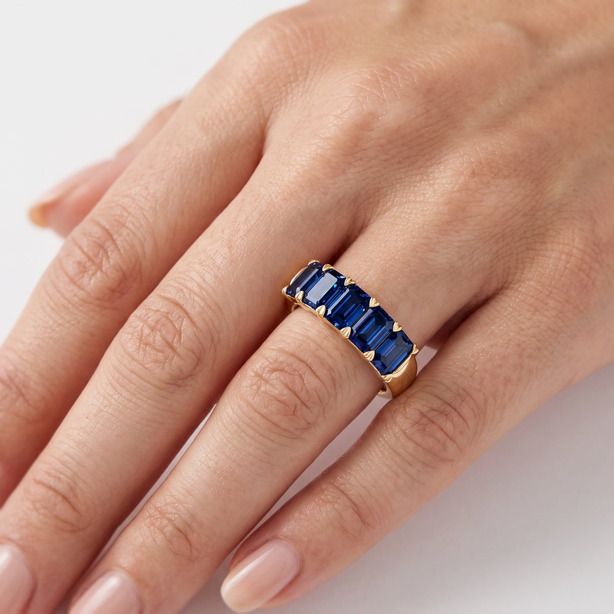 _lifestyle_image@SKU:AG809-LCSE03000004Y #metal_10k-yellow-gold+origin_lab-created