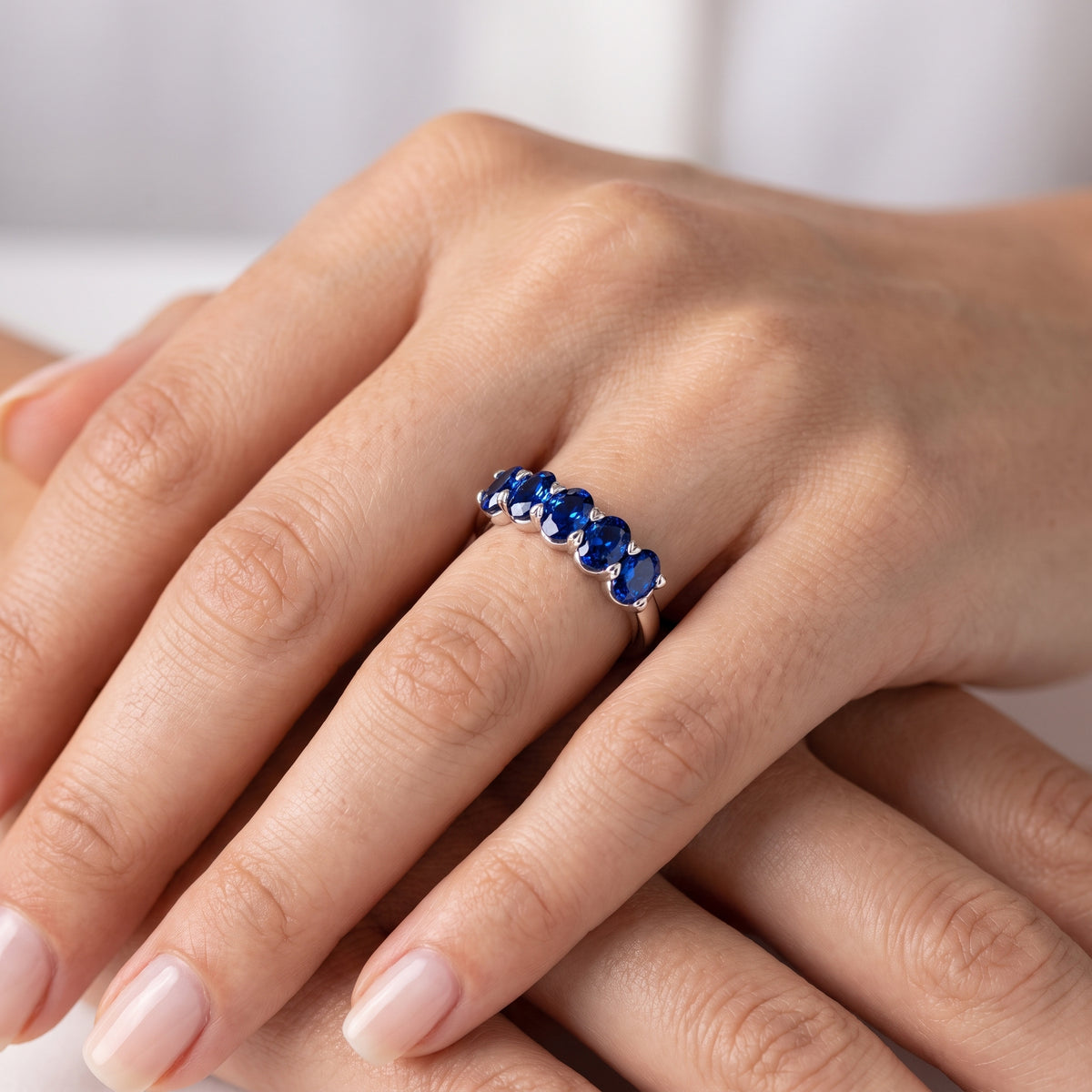 _lifestyle_image@SKU:AG809-LCSO01000004W #metal_10k-white-gold+origin_lab-created
