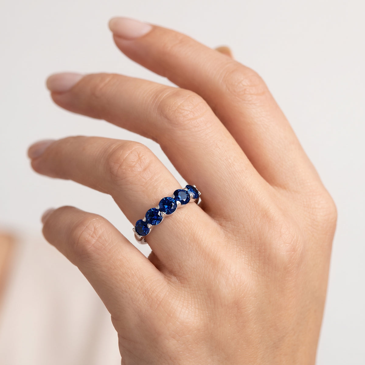 _lifestyle_image@SKU:AG809-LCSR00980004W #metal_10k-white-gold+origin_lab-created