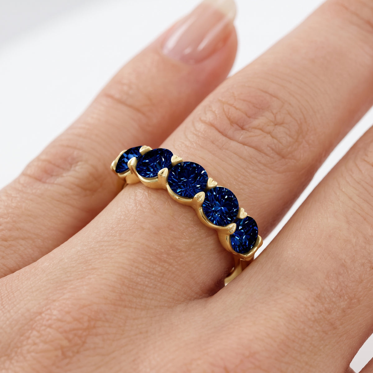 _lifestyle_image@SKU:AG809-LCSR03000004Y #metal_10k-yellow-gold+origin_lab-created