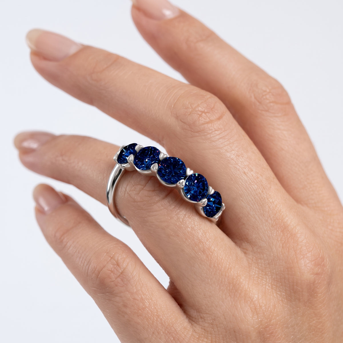 _lifestyle_image@SKU:AG809-LCSR04000004W #metal_10k-white-gold+origin_lab-created