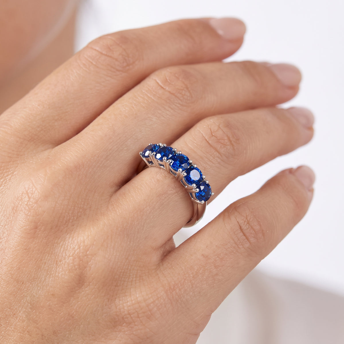 _lifestyle_image@SKU:AG809-LCSR0400000DW #metal_silver+origin_lab-created