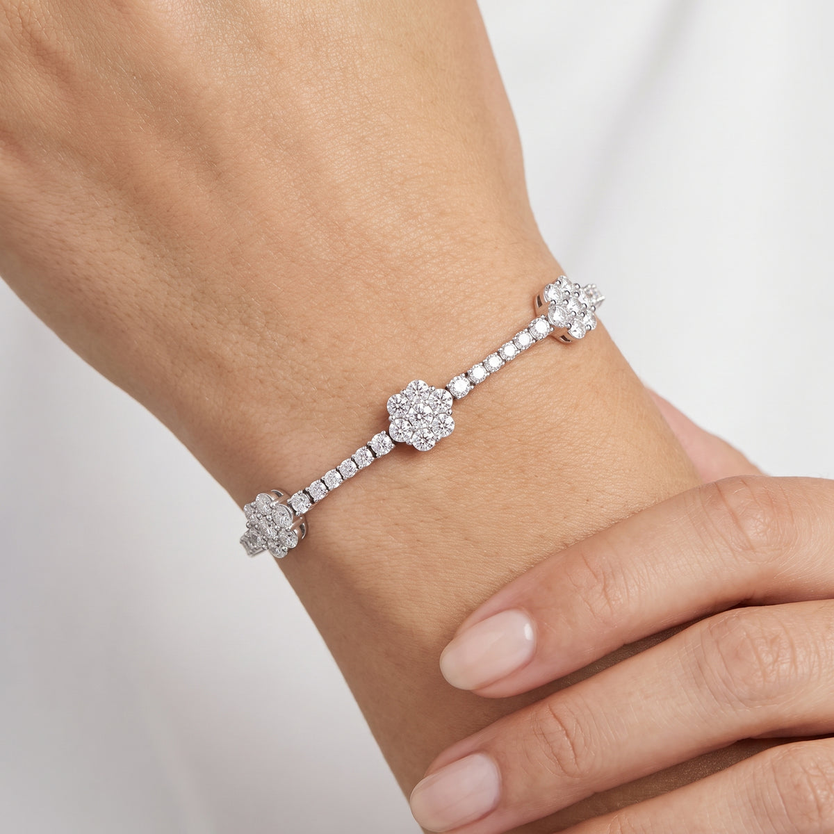_lifestyle_image@SKU:B0406-LADR05000001W #metal_10k-white-gold+origin_lab-grown+quality_g-si