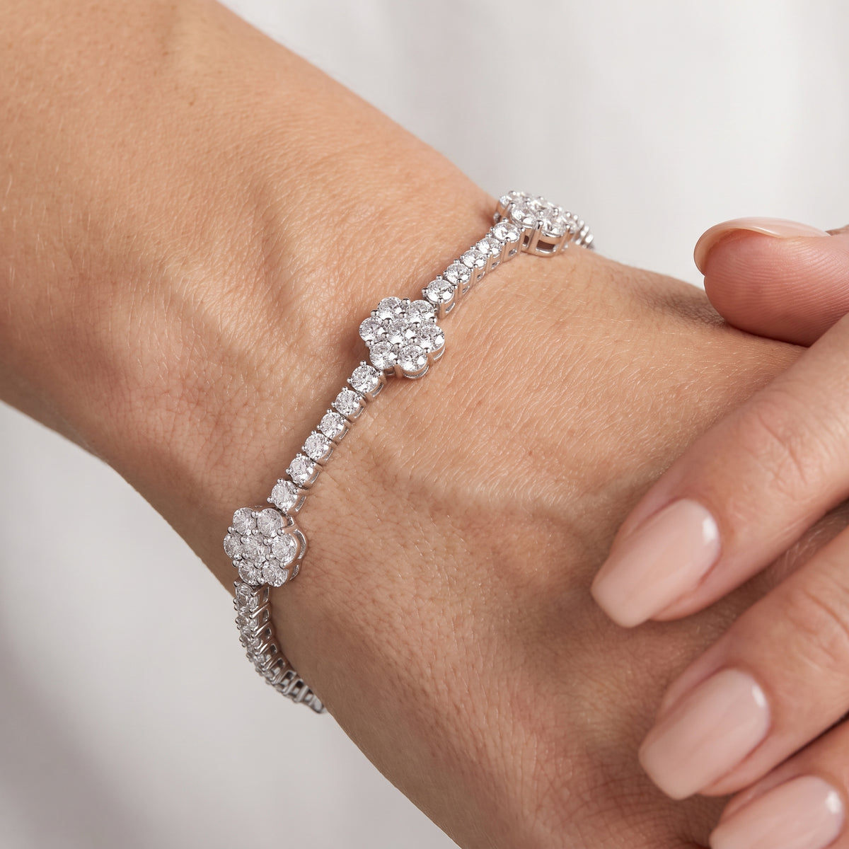 _lifestyle_image@SKU:B0406-LADR0500000DW #metal_silver+origin_lab-grown+quality_g-si