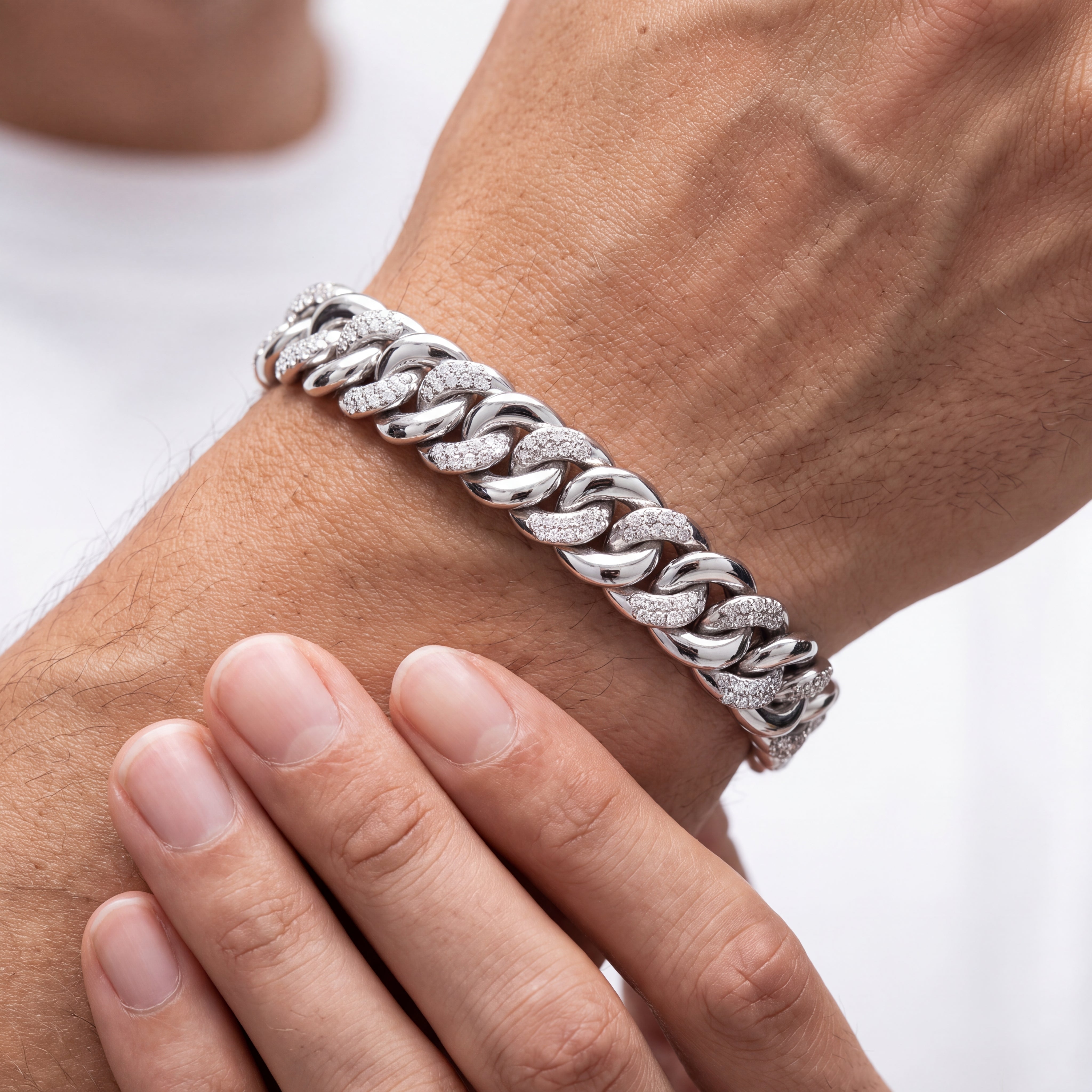 _lifestyle_image@SKU:B0424-LADR0125000SS #metal_silver+origin_lab-grown+quality_g-si