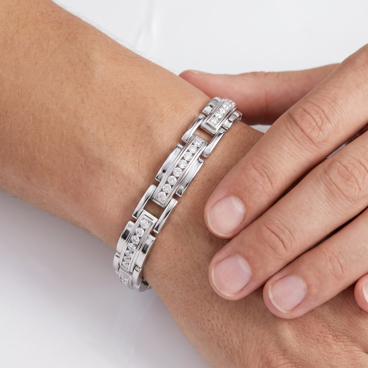 _lifestyle_image@SKU:T189C-LADR05000004W #metal_10k-white-gold+origin_lab-grown+quality_g-si