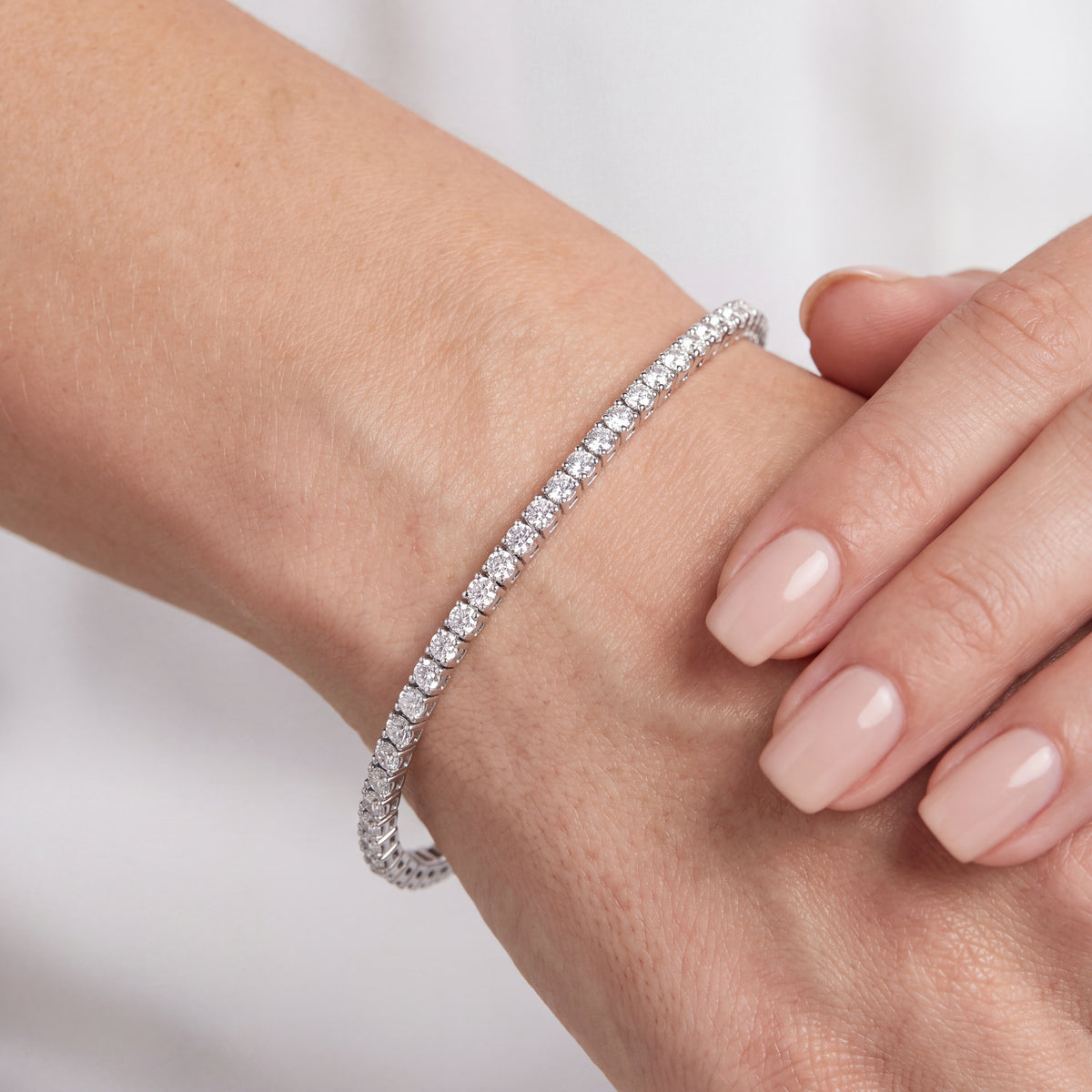 _lifestyle_image@SKU:B1970-LADR0200000DW #metal_silver+origin_lab-grown+quality_g-si