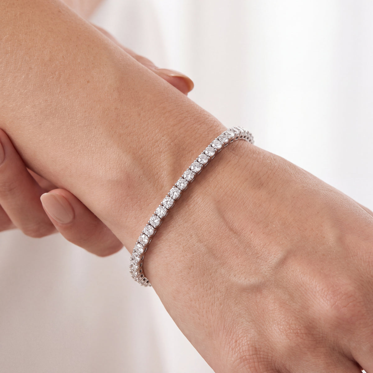 _lifestyle_image@SKU:B2905-LADR02000004W #metal_10k-white-gold+origin_lab-grown+quality_g-si
