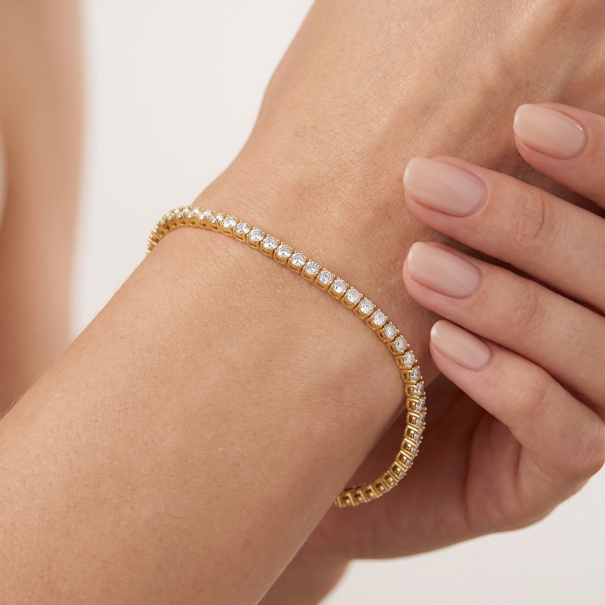 _lifestyle_image@SKU:B2905-LADR03000004Y #metal_10k-yellow-gold+origin_lab-grown+quality_g-si