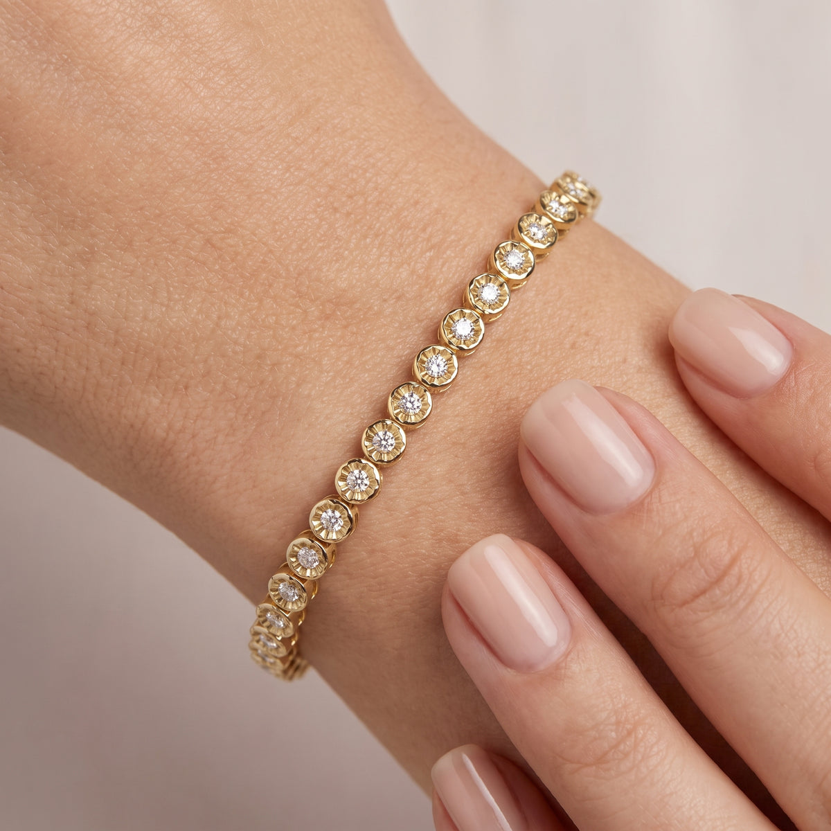 _lifestyle_image@SKU:B2924-LADR01000004Y #metal_10k-yellow-gold+origin_lab-grown+quality_g-si
