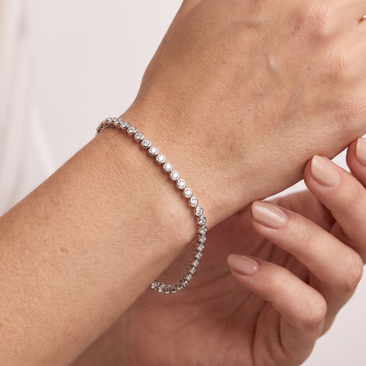 _lifestyle_image@SKU:B2924-LADR0100000DW #metal_silver+origin_lab-grown+quality_g-si