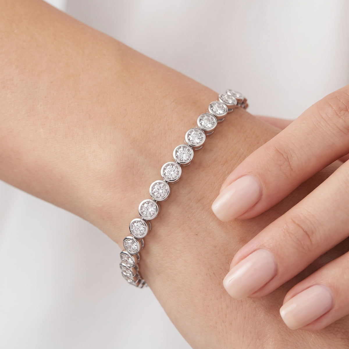 _lifestyle_image@SKU:B2924-LADR01960004W #metal_10k-white-gold+origin_lab-grown+quality_g-si