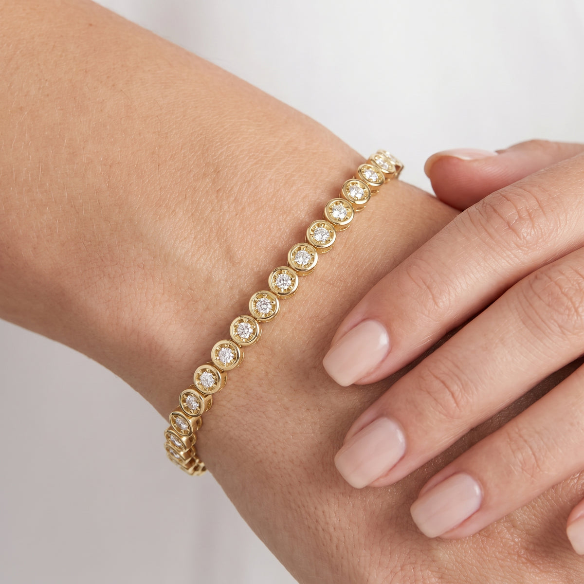 _lifestyle_image@SKU:B2924-LADR01960004Y #metal_10k-yellow-gold+origin_lab-grown+quality_g-si