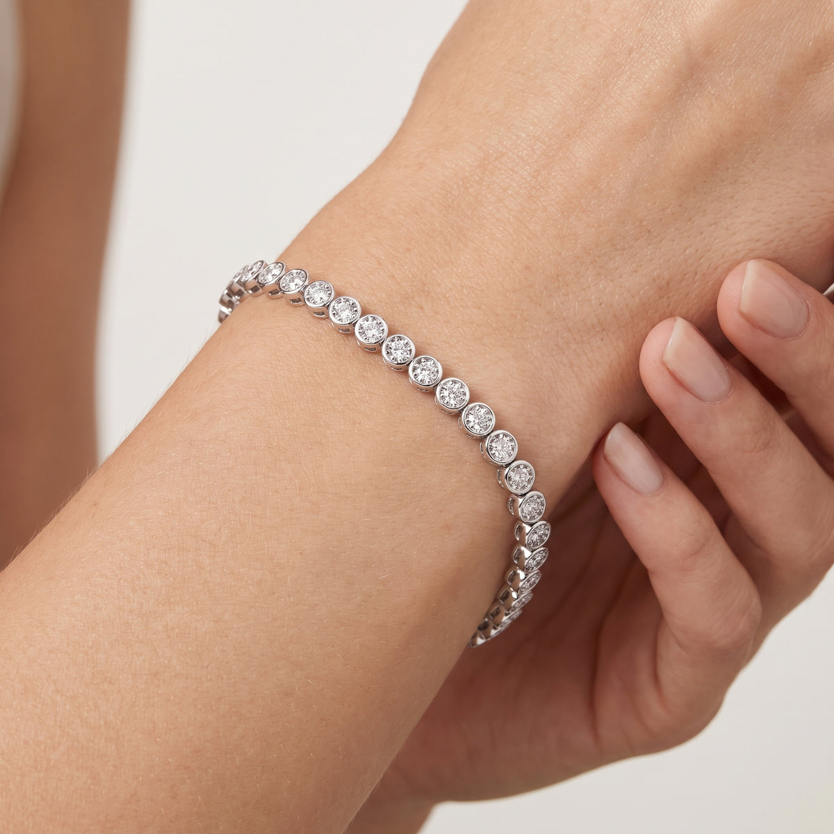 _lifestyle_image@SKU:B2924-LADR0196000DW #metal_silver+origin_lab-grown+quality_g-si