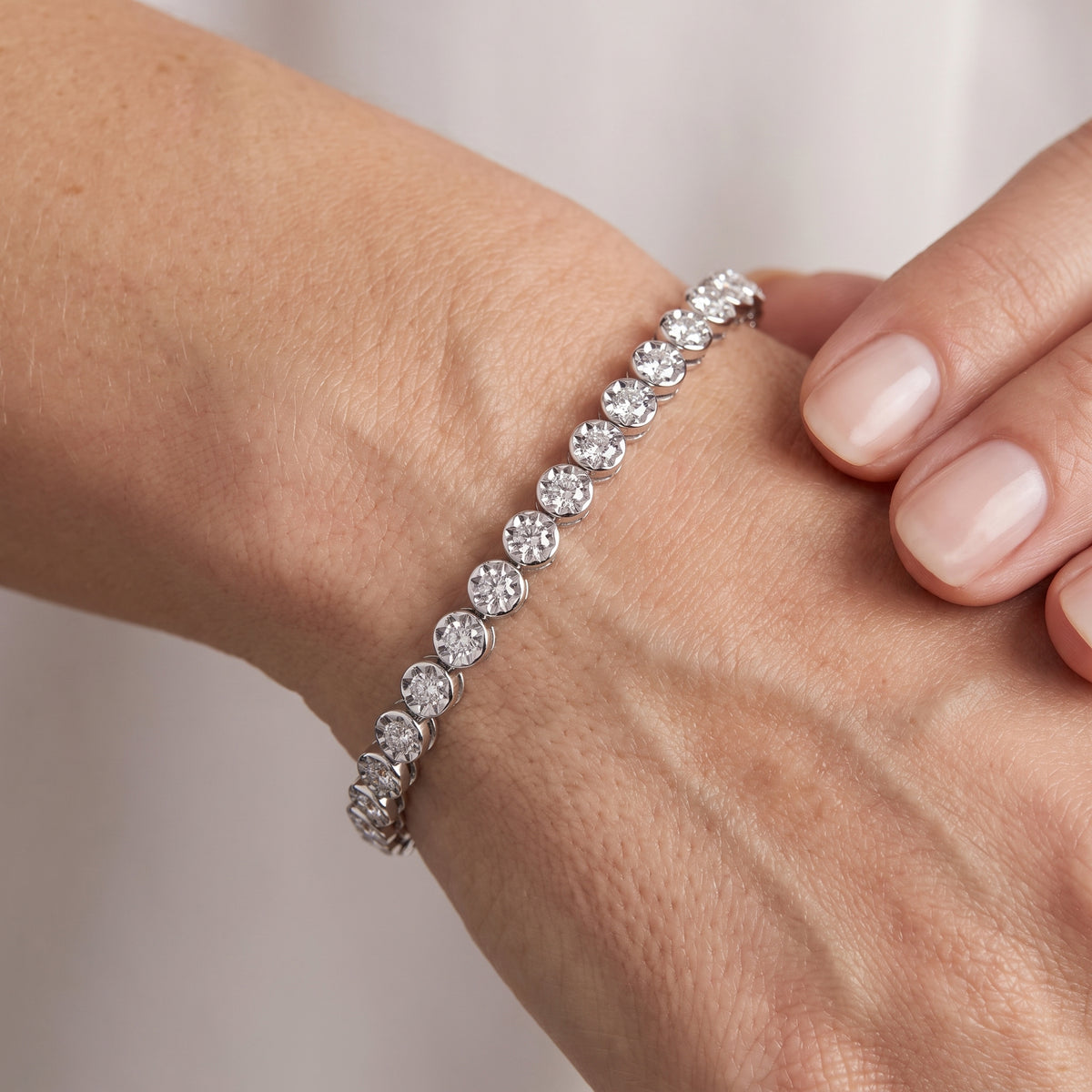 _lifestyle_image@SKU:B2924-LADR02970004W #metal_10k-white-gold+origin_lab-grown+quality_g-si