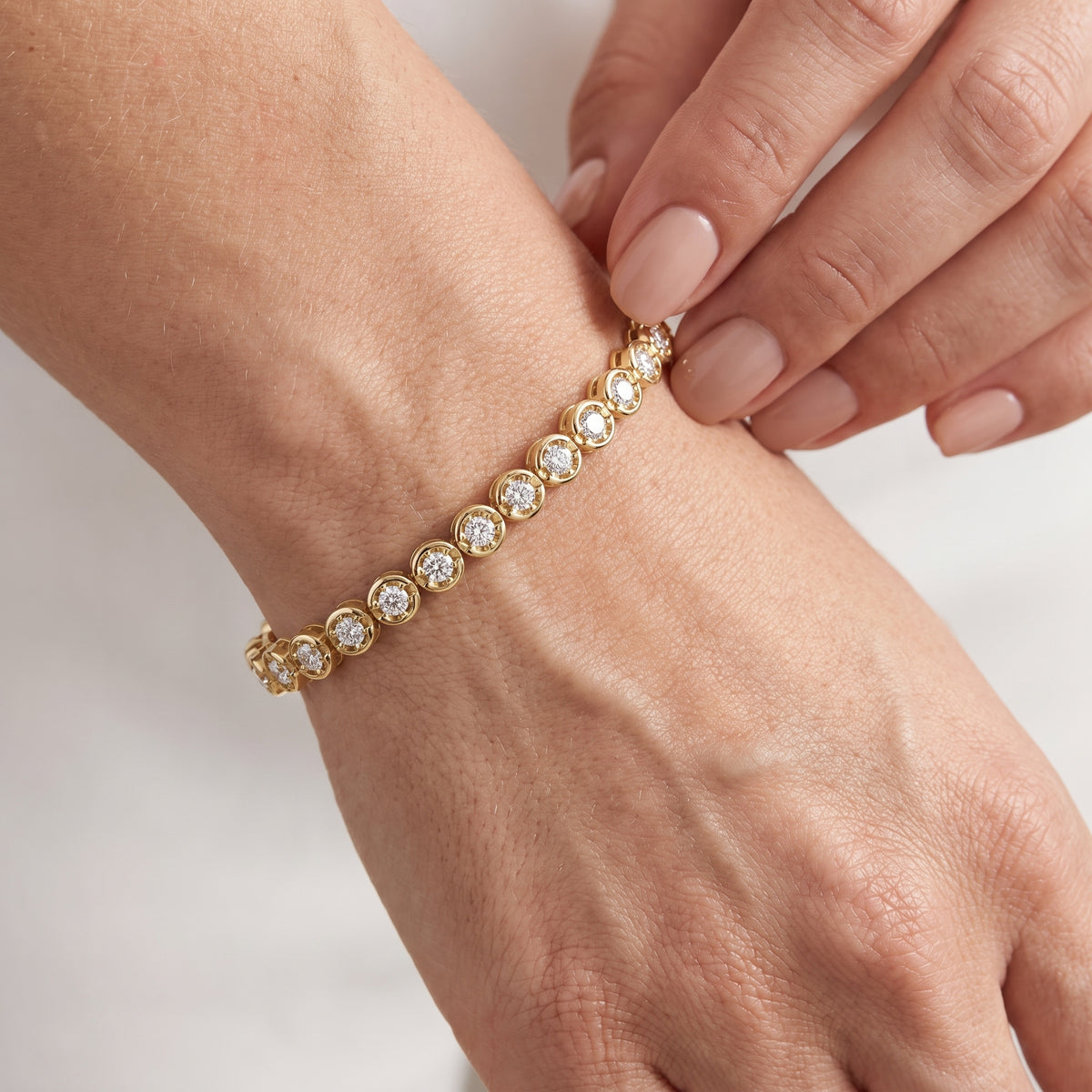 _lifestyle_image@SKU:B2924-LADR02970004Y #metal_10k-yellow-gold+origin_lab-grown+quality_g-si