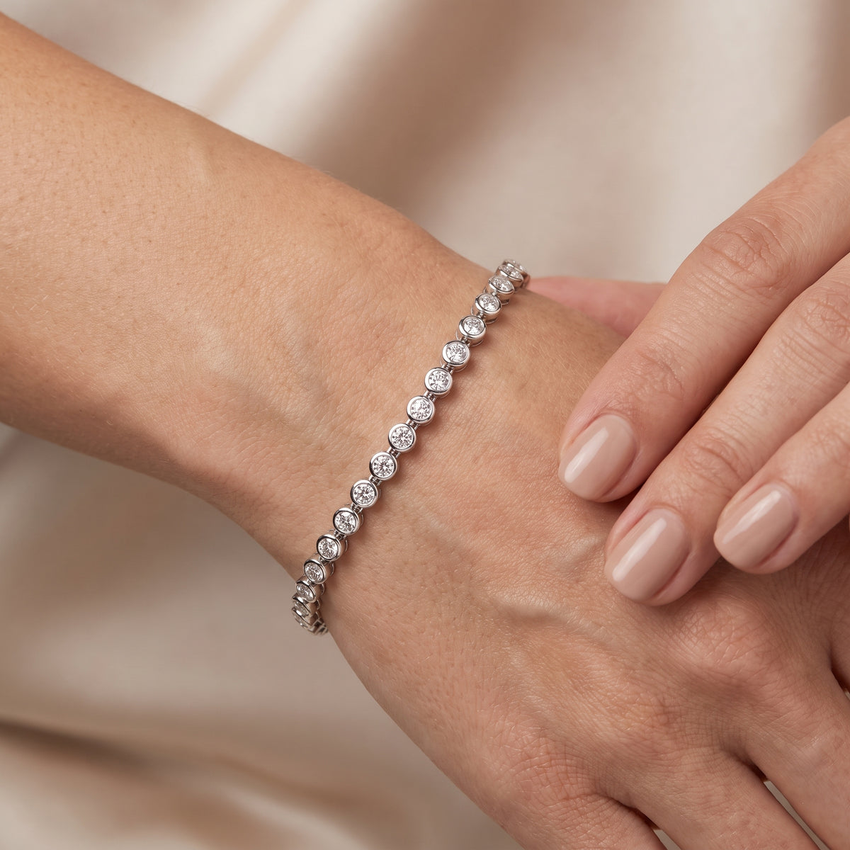 _lifestyle_image@SKU:B2924-LADR03960004W #metal_10k-white-gold+origin_lab-grown+quality_g-si